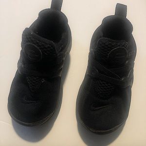 Toddler boy black Nike sneakers!! Pet & Smoke Free Home!! Size 7!!